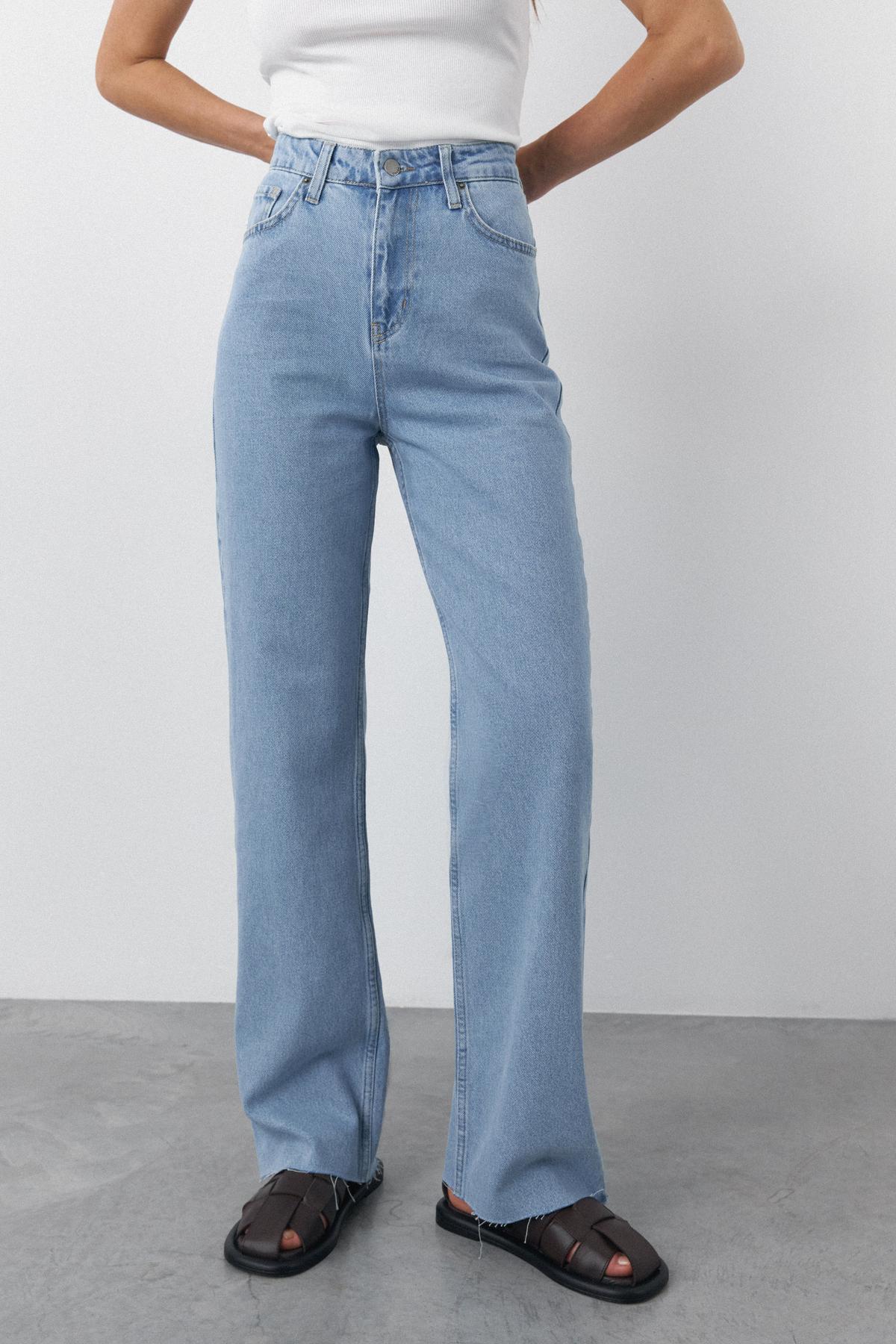 Straight Cut BASIC Jeans with a High Waist